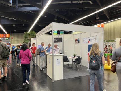 Messestand mit Besuchern