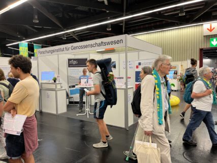 Messestand mit Besuchern