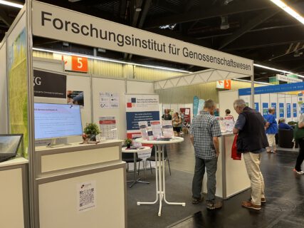 Messestand mit Besuchern